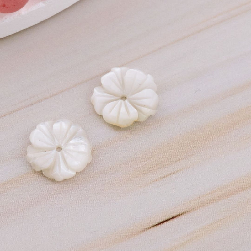 Separador en forma de flor en madre perla 10mm