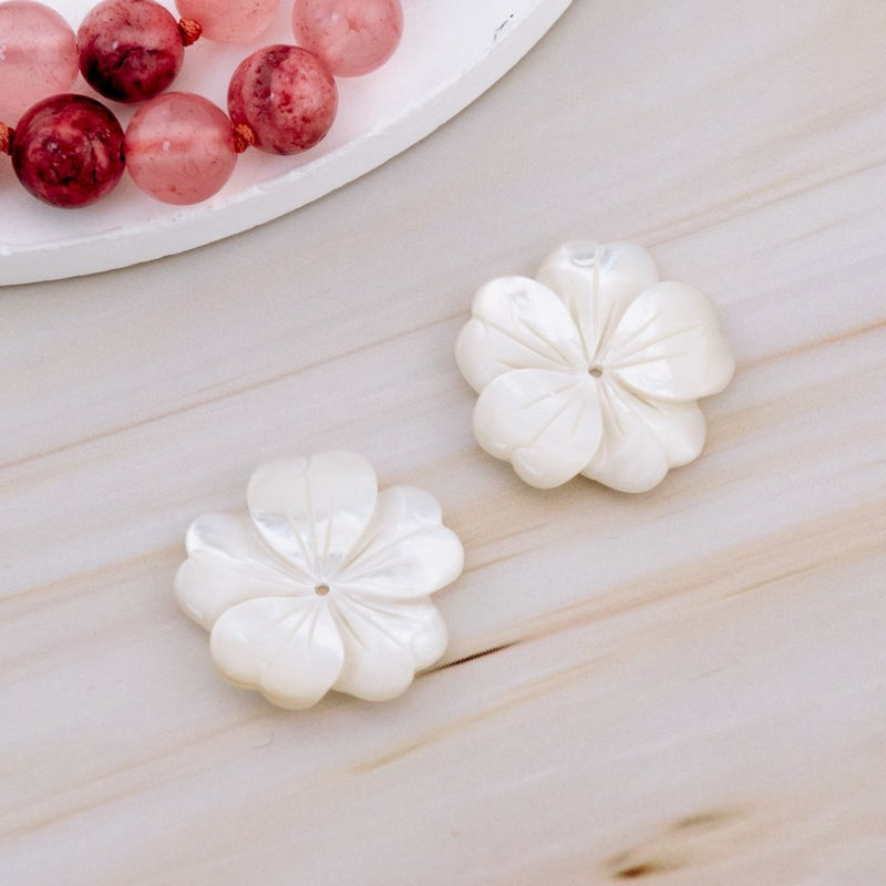 Separador en forma de flor en madre perla de 20 mm