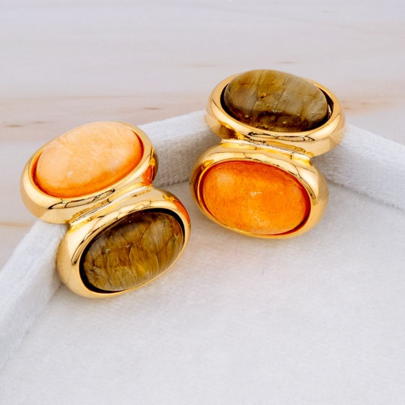 Aretes stud doble color con piedras semipreciosas baño 18k