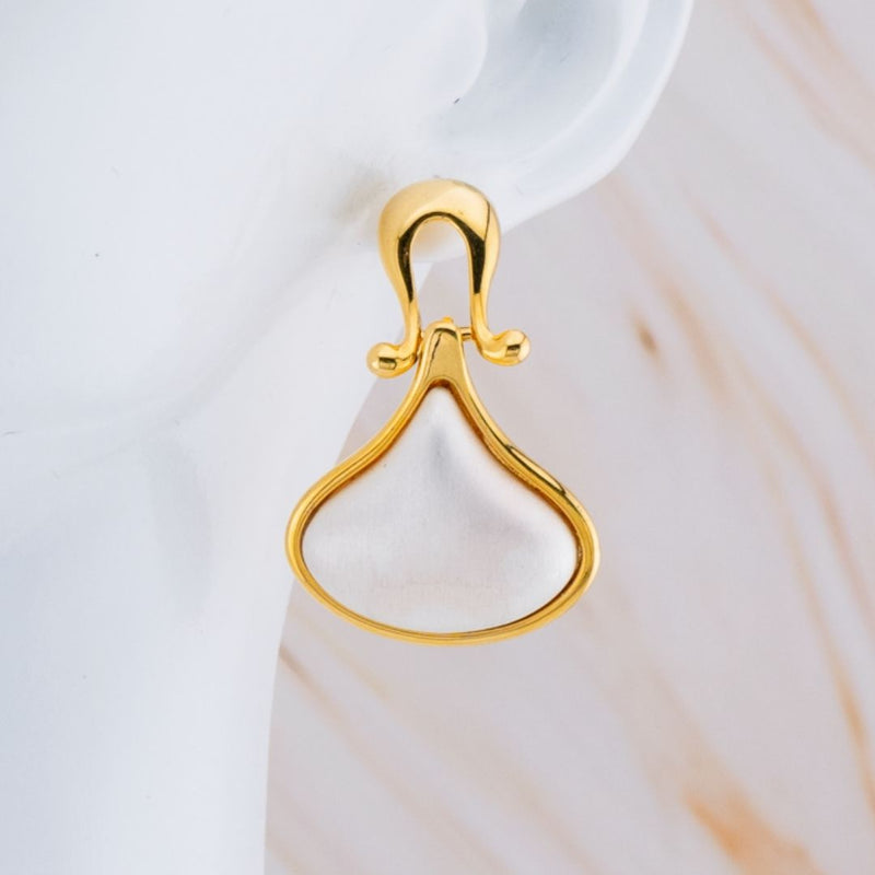 Arete colgante gota dos colores baño 18k