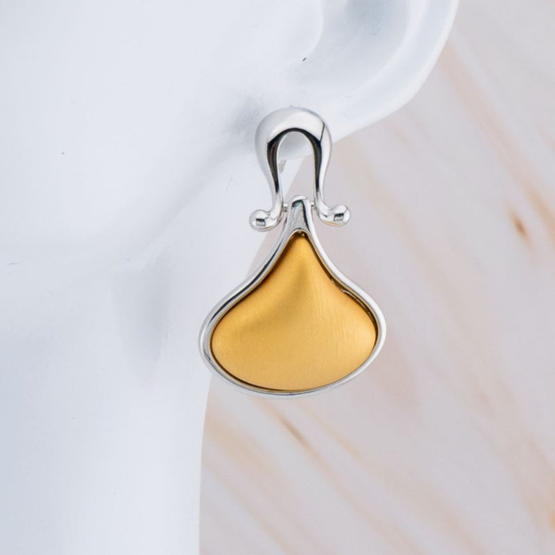 Arete colgante gota dos colores baño 18k