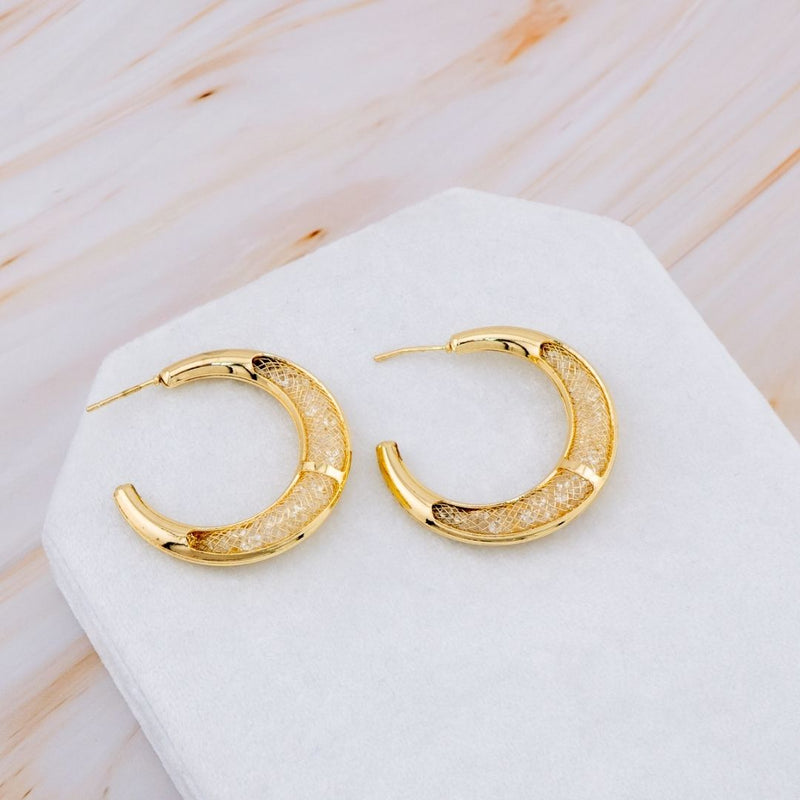Aretes C hoop con cristales baño 18k