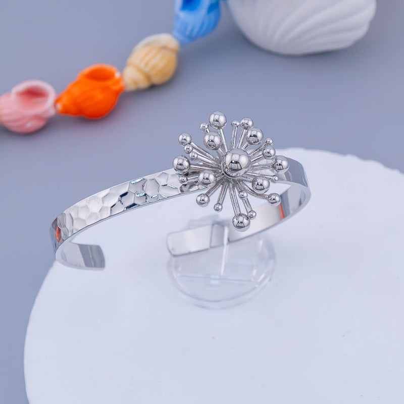 Brazalete chunky en tendencia martillado y decorado con flor baño 18k