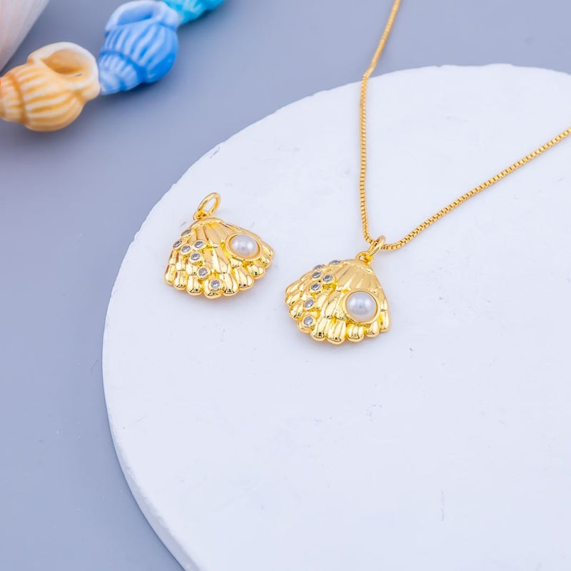 Dije micropave en forma de concha de mar baño 18k y perlas