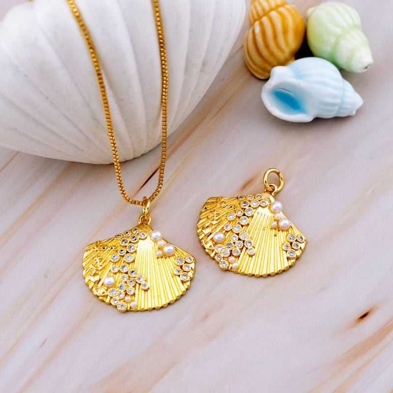 Dije micropave en forma de concha de mar baño 18k y perlas