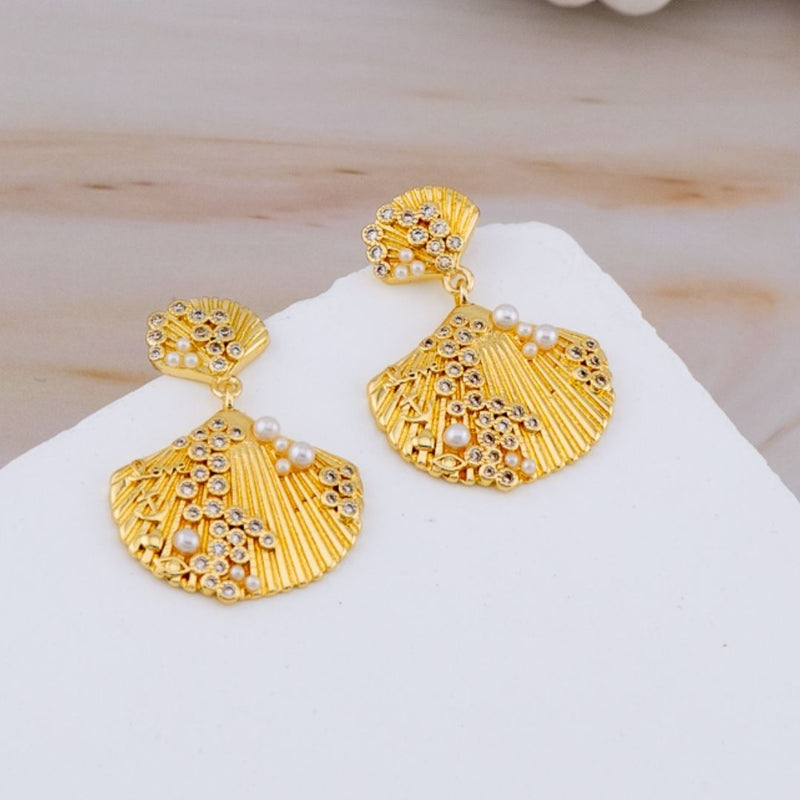 Aretes en forma de concha con zirconia y perlas baño 18k