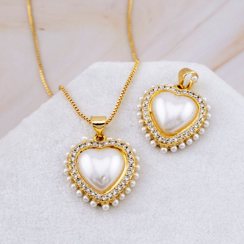 Dije corazon en perlas con micropave y baño de 18k