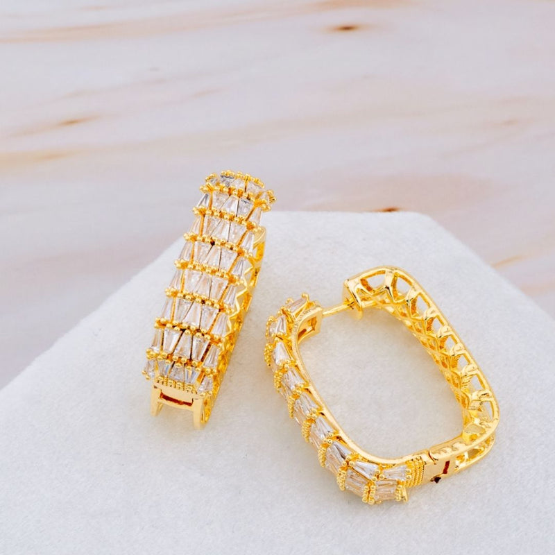 Aretes hoop cuadrados con Zirconias baño 18k