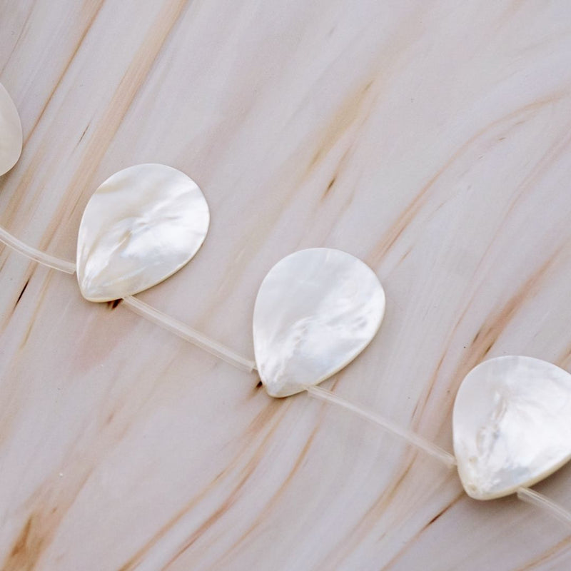 Ristra de concha nacar en forma de gota de 25x35 mm